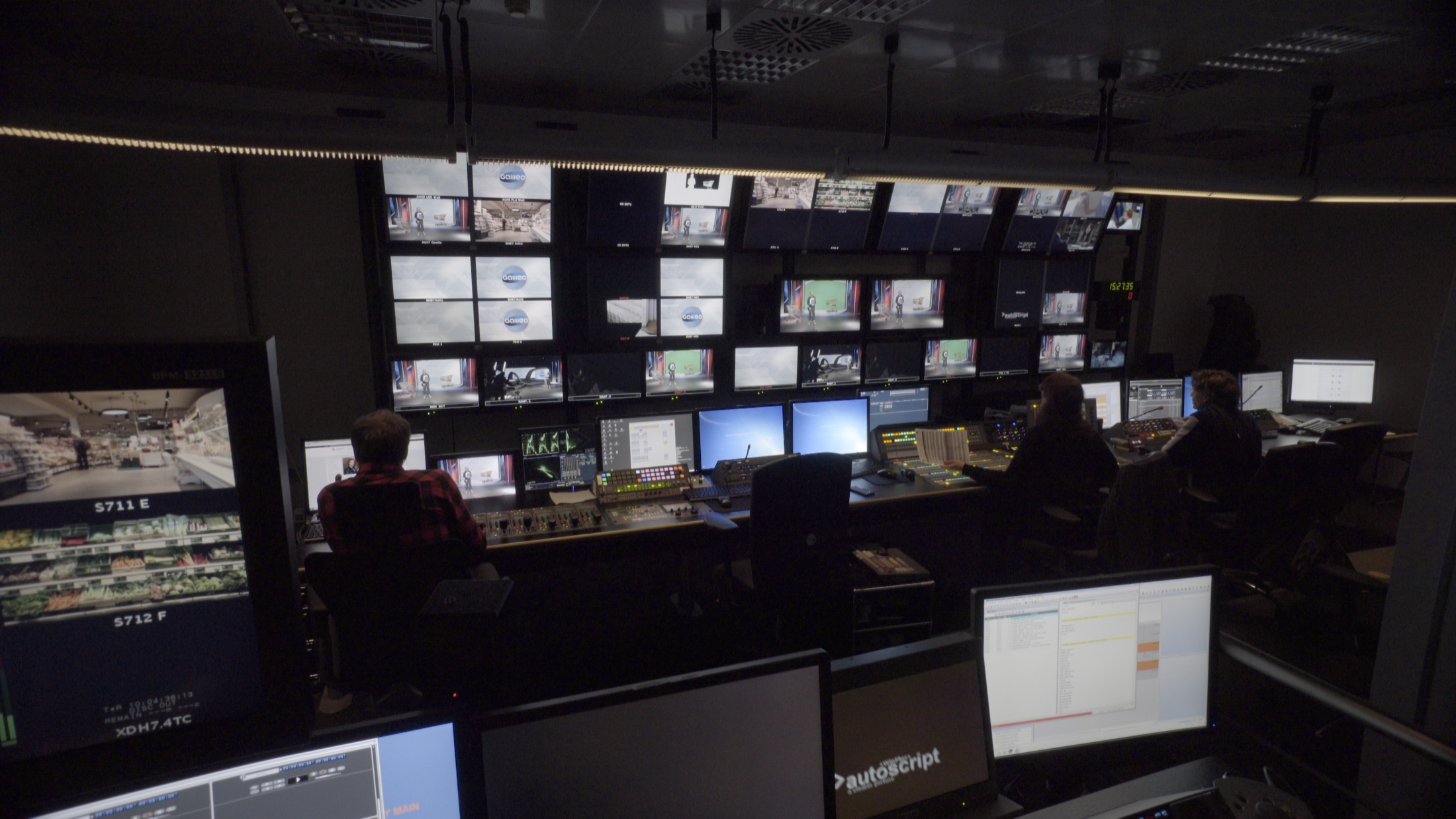 Fernsehregie mit mehreren Monitoren während einer Produktion